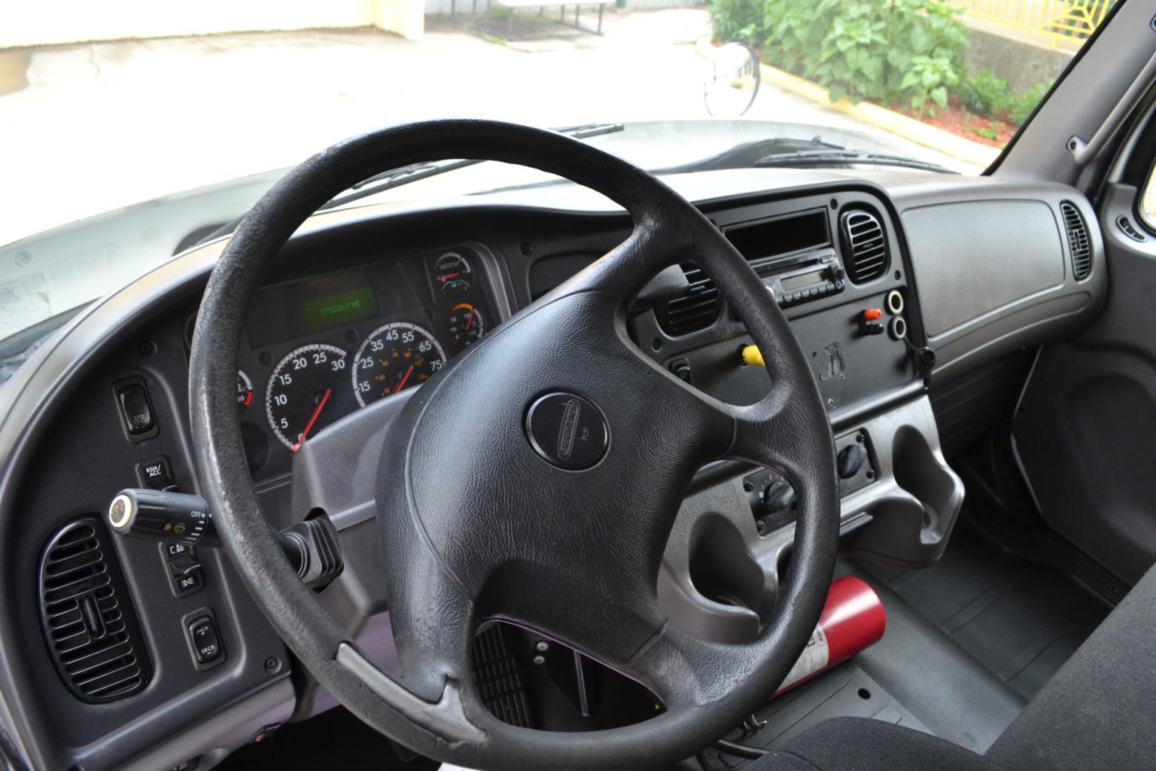 2017 WHITE /BLACK FREIGHTLINER M2-106 with an CUMMINS ISB 6.7L 240HP engine, ALLISON 2100HS AUTOMATIC transmission, located at 9172 North Fwy, Houston, TX, 77037, (713) 910-6868, 29.887470, -95.411903 - 26,000LB GVWR NON CDL, 26FT BOX, 13FT CLEARANCE , 103" X 102", MAXON 3,500LB CAPACITY ALUMINUM LIFT GATE, DUAL 50 GALLON FUEL TANKS,SPRING RIDE - Photo#16